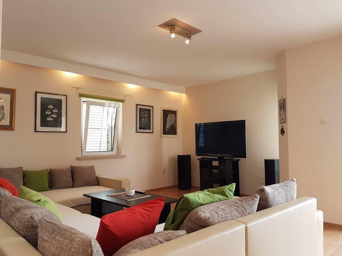 Apartment Tempera *